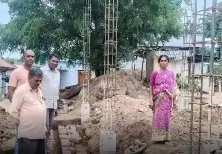 నాగిరెడ్డిపేట: చేనూరు గ్రామంలో ఇందిరమ్మ ఇండ్ల నిర్మాణ పనులను పరిశీలించిన నాగిరెడ్డిపేట ఎంపీడీవో ప్రభాకర్ చారి
