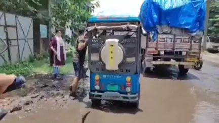 বারাবনী: নিয়ামতপুর থেকে ডিসেগড় পর্যন্ত বেহাল রাস্তা, 2 জন দুর্ঘটনার কবলে #jansamasya