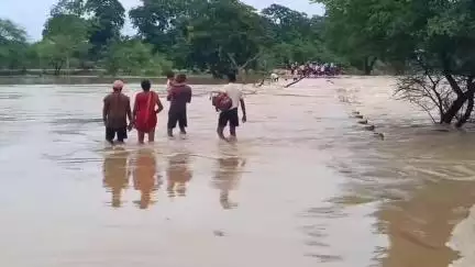नवागढ़: रिंगनी-कुकदा नाला पुल के 2 फीट ऊपर बह रहा पानी, जान जोखिम में डालकर नाला पार कर रहे हैं लोग