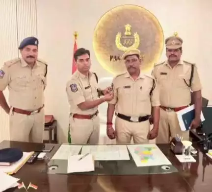 నారాయణపేట్: ఎస్పీ యోగేష్‌ గౌతమ్‌ను కలిసిన హెడ్‌ కానిస్టేబుల్‌గా పదోన్నతి పొందిన ఏఆర్‌ కానిస్టేబుల్‌