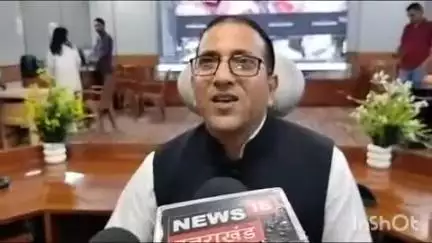 राजगढ़ी: स्यानाचट्टी में यमुना नदी के झील के मुहाने पर पोकलेन मशीन से मलबा हटाकर बहाव को किया गया सामान्य