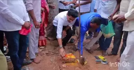 నాగర్ కర్నూల్: పట్టణంలోని 13వ వార్డులో ఇందిరమ్మ ఇండ్ల నిర్మాణానికి భూమి పూజ చేసిన ఎమ్మెల్యే రాజేష్ రెడ్డి