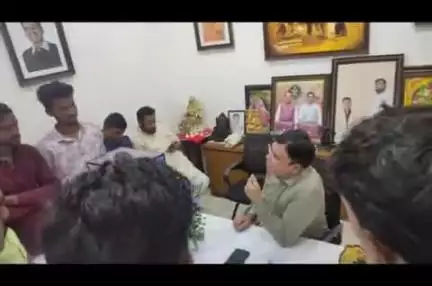 रामटेक: जनसंपर्क कार्यालय रामटेक येथे युवा कार्य प्रशिक्षणार्थ्यांनी राज्यमंत्री ऍड. आशिष जयस्वाल यांना दिले मागण्यांचे निवेदन