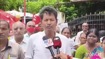 గాజువాక: శ్రీహరిపురం ప్రభుత్వ ఆసుపత్రి ప్రైవేటుపరం చేయాలని ప్రభుత్వం చూస్తుందని సీపీఎం నేతల నిరసన