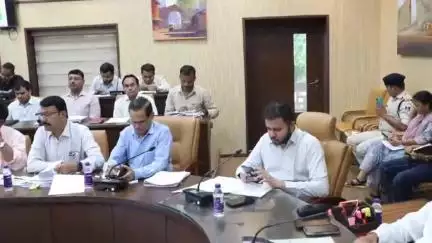 छिंदवाड़ा नगर: कलेक्टर कार्यालय के सभाकक्ष में टीएल की बैठक हुई आयोजित, कलेक्टर ने की समय सीमा के लंबित प्रकरणों की समीक्षा