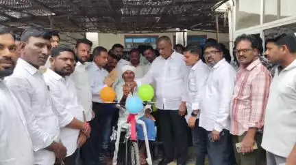 బుగ్గారం: మానవత్వం చాటుకున్న మంత్రి అడ్లూరి లక్ష్మణ్ కుమార్, మండల కేంద్రంలో వికలాంగుడికి బ్యాటరీ సైకిల్ అందజేత