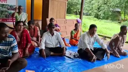 दोडामार्ग: ख्रिश्चन समाज झरे-२ कडे जाणारा रस्ता खुला करण्यासाठी ग्रामस्थांचे झरे-२ ग्रामपंचायतसमोर उपोषण