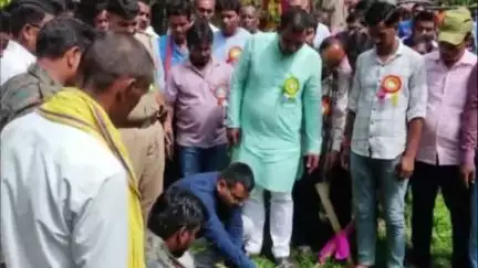 बेंगाबाद: भागाबांध जंगल में वन महोत्सव का आयोजन किया गया, पेड़ों को रक्षा-सूत्र बांध पर्यावरण संरक्षण की शपथ ली गई