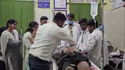 बगहा बायपास के पास ट्रक की टक्कर से घायल हुआ बाइक सवार, गंभीर हालत में ज़िला अस्पताल से रीवा मेडिकल कॉलेज रेफर