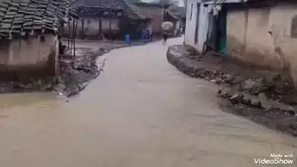 बेगमगंज: ग्राम भेसा में तालाब में तब्दील हुई सड़क; लोगों का घरों से निकलना हुआ मुश्किल, ज़िम्मेदार बेख़बर #jansamasya