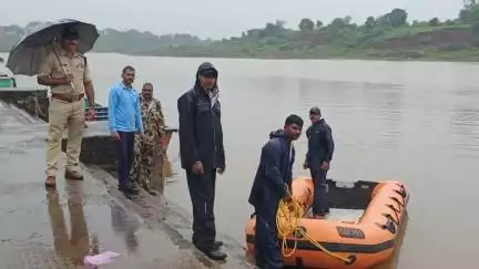 बुरहानपुर नगर: ताप्ती नदी का जलस्तर बढ़ने के बाद बुरहानपुर के राजघाट पर तैनात हुई होमगार्ड की टीम, लोगों से की गई सावधानी बरतने की अपील