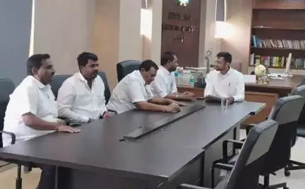 ರಾಯಚೂರು: ಜಿಲ್ಲಾಧಿಕಾರಿ ಜೊತೆ ಎಂಎಲ್‌ಸಿ ವಸಂತ್ ಕುಮಾರ್ ನೇತೃತ್ವದಲ್ಲಿ ಕಾಂಗ್ರೆಸ್ ನಾಯಕರ ಮಾತುಕತೆ