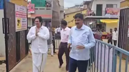 ಗೋಕಾಕ: ಪಟ್ಟಣದಲ್ಲಿ ಲಕ್ಷ್ಮೀದೇವಿ ಜಾತ್ರೆ ಹಿನ್ನೆಲೆ, ಬಿಜೆಪಿ ರೆಬಲ್ಸ್ ನಾಯಕರನ್ನು ಸ್ವಾಗತಿಸಿದ ಶಾಸಕ ರಮೇಶ್ ಜಾರಕಿಹೊಳಿ