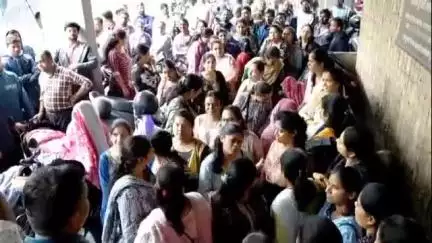 नागपूर ग्रामीण: जिल्हा परिषद येथे थकीत वेतनासाठी शिक्षक झाले आक्रमक