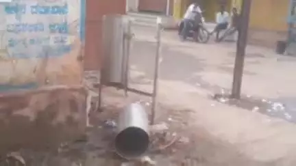 ಗುಳೇದಗುಡ್ಡ: ಮುರಿದು ಬಿದ್ದ ಒಣ ಕಸ, ಹಸಿ ಕಸದ ಡಬ್ಬಿಗಳು: ಪಟ್ಟಣದಲ್ಲಿ ಪುರಸಭೆ ವಿರುದ್ಧ ಜನ್ರ ಆಕ್ರೋಶ