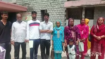 हमीरपुर: गांव धंगोटा ब्राहमणा के एससी बस्ती के लोगों ने श्मशान घाट के निर्माण कार्य को रोकने की डीसी से की मांग