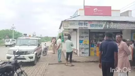 खामगाव: तालुक्यातील रामनगर येथे रोडलगतचे किराणा व जनरल स्टोअर्स अज्ञात चोरट्यांनी फोडले, चोरटे सीसीटीव्ही कॅमेरात कैद