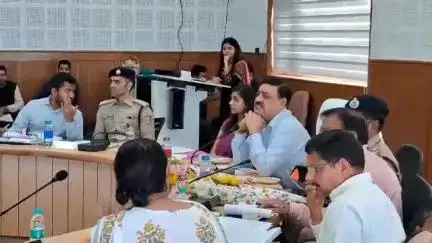 पौड़ी: विकास भवन सभागार में कमिश्नर ने गढ़वाल मंडल में विकास कार्यों की ली समीक्षा बैठक