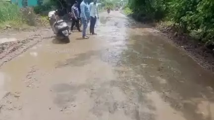 कोरेगाव: शहरात रेडीमिक्स काँक्रीटच्या वाहनांमुळे रस्त्यांची दुरावस्था, तर ब्रिटिशकालीन पूल डळमळीत; आंदोलनाचा इशारा #jansamasya
