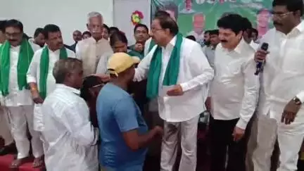 వెంకటాపురం: వాజేడులో మొక్కజొన్న విత్తనాలతో పంట నష్టపోయిన రైతులకు నష్టపరిహారం చెక్కులను అందించిన మంత్రులు తుమ్మల నాగేశ్వరరావు, సీతక్క