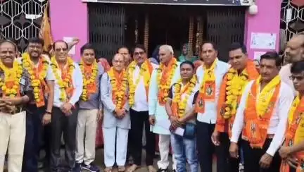 हाटपिपल्या: चापड़ा से 14 यात्रियों का जत्था अमरनाथ यात्रा के लिए हुआ रवाना, ग्रामीणों ने किया स्वागत