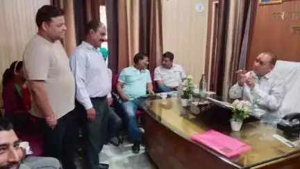 डोईवाला: डोईवाला नगर पालिका अध्यक्ष नरेंद्र सिंह नेगी ने नगर पालिका सभागार में सुनी जन समस्याएं, दिए निर्देश