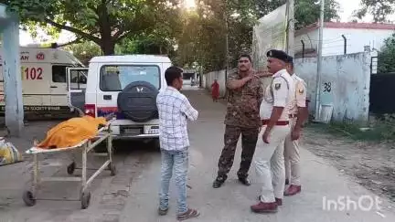 हाजीपुर: हाजीपुर के रामशीष चौक से डायल 112 पुलिस ने एक अज्ञात शव बरामद कर सदर अस्पताल पहुंचाया