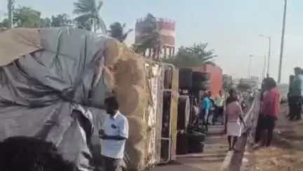 வேடசந்தூர்: அய்யலூர் சர்வீஸ் சாலையில் நடுரோட்டில் கவிழ்ந்த வைக்கோல் லாரி