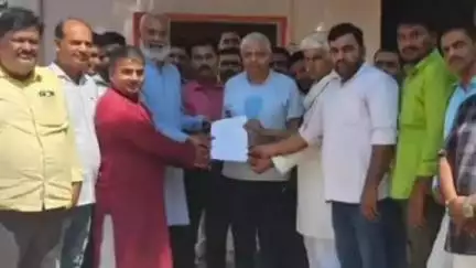 करनैलगंज: विद्यालय मर्जर के विरोध में शिक्षकों ने कटरा बाजार विधायक को सौंपा ज्ञापन