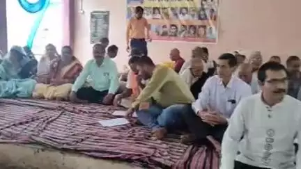 तिल्दा: कुर्मी छात्रावास भवन नेवरा में सामाजिक प्रकरणों की बैठक आयोजित, 22 प्रकरणों का किया गया निराकरण