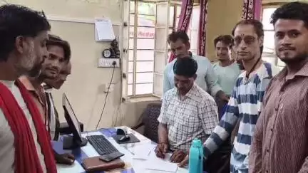 बेगुं: बेगू बिजली विभाग में ठेके पर काम करने वाले कर्मचारियों ने वेतन वृद्धि की मांग को लेकर सहायक अभियंता को दिया ज्ञापन