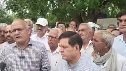 झुंझुनू: विधायक राजेंद्र भांबू ने भडोंदा कला के लोगों के साथ कलेक्टर को दिया ज्ञापन, अतिक्रमण हटाने के नोटिस वापस लेने की मांग की