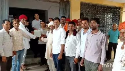 आसीन्द: गोपालपुरा गांव के ग्रामीणों ने सड़क और नालियों के निर्माण की मांग को लेकर विकास अधिकारी को सौंपा ज्ञापन
