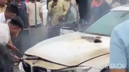 વાપી: શહેરના ચાર રસ્તા પાસે BMW કારમાં લાગી આગ