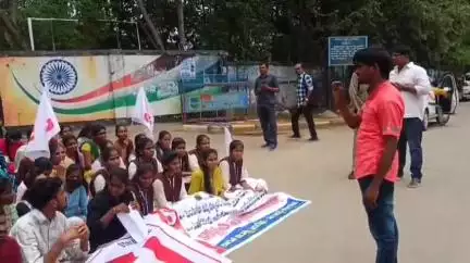 సంగారెడ్డి: పెండింగ్‌లో ఉన్న స్కాలర్షిప్లను విడుదల చేయాలని ఎస్ఎఫ్ఐ జిల్లా అధ్యక్షుడు రాజేష్ ఆధ్వర్యంలో కలెక్టరేట్‌ ముందు ధర్నా