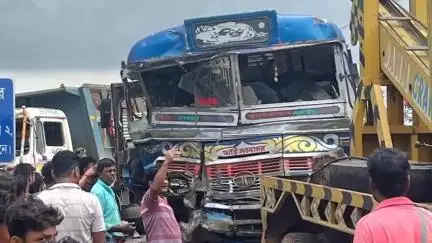 বড়ঞা: কড়লিতলায় বাস ও ডাম্পারের ধাক্কায় গুরুতর আহত চালক সহ যাত্রীরা
