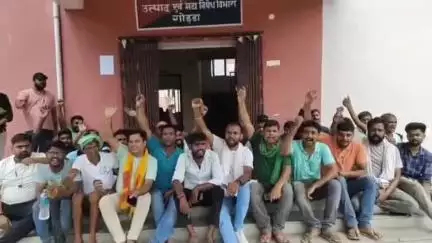 गोड्डा: 3 साल से काम कर रहे शराब दुकान के कर्मियों को हटाया गया, सभी हुए एकजुट