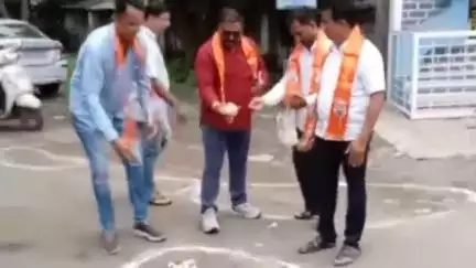 धुळे: धुळ्यात सिंचन भवनलगत उद्धवसेनेचे खड्ड्यांविरोधात अनोखे 'रांगोळी' आंदोलन