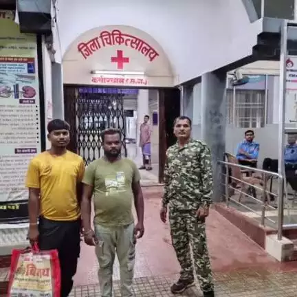 कवर्धा: ग्राम रवेली में एक युवक को अज्ञात जहरीले सांप ने काटा, डायल 112 की टीम ने आनन-फानन में जिला अस्पताल में कराया भर्ती