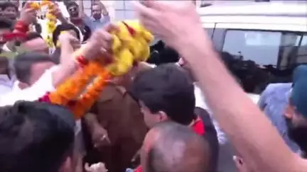 मल्हारगंज: ज्योतिरादित्य सिंधिया पहुंचे इंदौर एयरपोर्ट, कार्यकर्ताओं ने किया भव्य स्वागत, महाराष्ट्र विवाद पर साधी चुप्पी