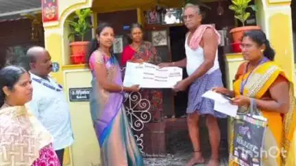சோளிங்கர்: சோளிங்கர் நகராட்சிக்கு உட்பட்ட பகுதிகளில் உங்களுடன் ஸ்டாலின் திட்ட முகாமிற்கான விண்ணப்ப படிவங்கள் பொதுமக்களுக்கு வழங்கப்பட்டது