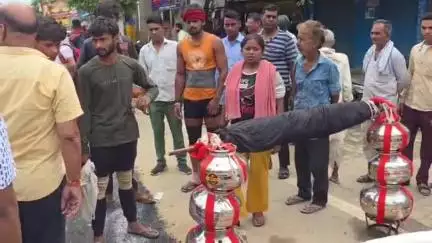 मुज़फ्फरनगर: कांवड़ के पास थूकने पर कावड़ियों का हंगामा, आरोपी मौके से फरार, पुलिस ने शिवभक्त को नई कांवड़ लेने हरिद्वार भेजा