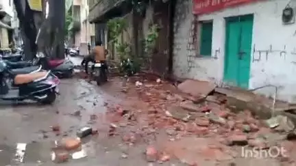 गुना नगर: पंजाबी मोहल्ला में बारिश से जर्जर मकान का छज्जा और रेलिंग टूटे, बाल-बाल बचे लोग