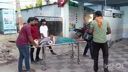 हाजीपुर: हाजीपुर-मुजफ्फरपुर मार्ग पर एकहरा गुमटी के पास बाइक से गिरने से दो लोग घायल, अस्पताल में भर्ती