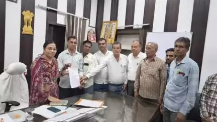 रामगंजमण्डी: ताकली बांध से प्रभावित किसानों को मुआवजा दिलवाने की मांग को लेकर उपखण्ड कार्यालय में SDM को सौंपा ज्ञापन