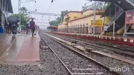 পান্ডুয়া: পান্ডুয়া রেলস্টেশনে মাত্র কয়েক সেকেন্ডে নিজের জীবনের ঝুঁকি নিয়ে রেল লাইনে ঝাঁপ দিয়ে মহিলাকে বাঁচালেন এক পুলিশ কর্মী