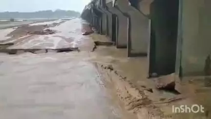 मगरलोड: मगरलोड के मेघा महानदी में बने वैकल्पिक मार्ग बारिश के चलते बहा, ग्रामीणों में आक्रोश