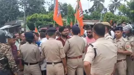 কমলপুর: কমলপুরে ধর্মঘট প্রস্তুতিতে সিপিআইএম কর্মসূচিতে বাধা, বিজেপির পাল্টা মিছিল; এলাকায় থমথমে পরিস্থিতি