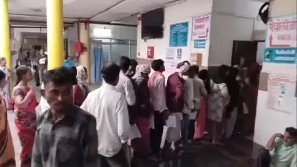 बुरहानपुर: जिला अस्पताल में ब्लड टेस्ट के लिए परेशान मरीज, लंबी लाइन में लगने से गर्भवती महिला को आया चक्कर