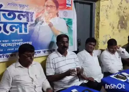উলুবেড়িয়া ১: একুশে জুলাই এর প্রস্তুতি সভা উলুবেরিয়া পৌরসভার ১১ নম্বর ওয়ার্ডে উপস্থিত বিধায়ক চেয়ারম্যান ভাইস চেয়ারম্যান।